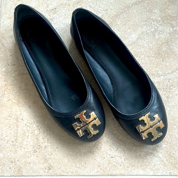 Tory Burch Black Leather Ballet Flats with large Golden Logo - Picture 3 of 12